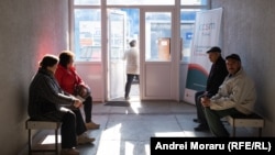 Oameni în așteptare la Centrul Comunitar de Sănătate Mintală Edineț. Imagine ilustrativă