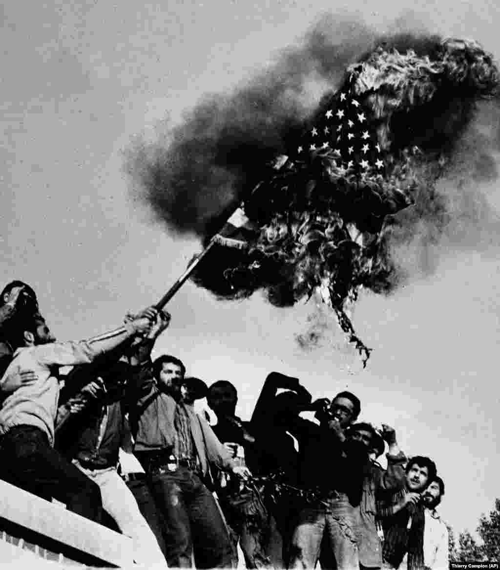 9 noiembrie 1979. Manifestanții au dat foc steagului american arborat pe Ambasada SUA la Teheran. La câteva săptămâni după plecarea șahului, în Iran a revenit ayatollahul Ruhollah Khomeini, întors din exilul său din Paris, unde petrecuse ultimii 14 ani. În martie 1979, în cadrul unui referendum, marea majoritate a iranienilor a cerut înlăturarea monarhiei și instalarea unui guvern islamic.