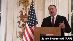Sekretari amerikan i Shtetit, Mike Pompeo duke folur para gazetarëve në Poloni 