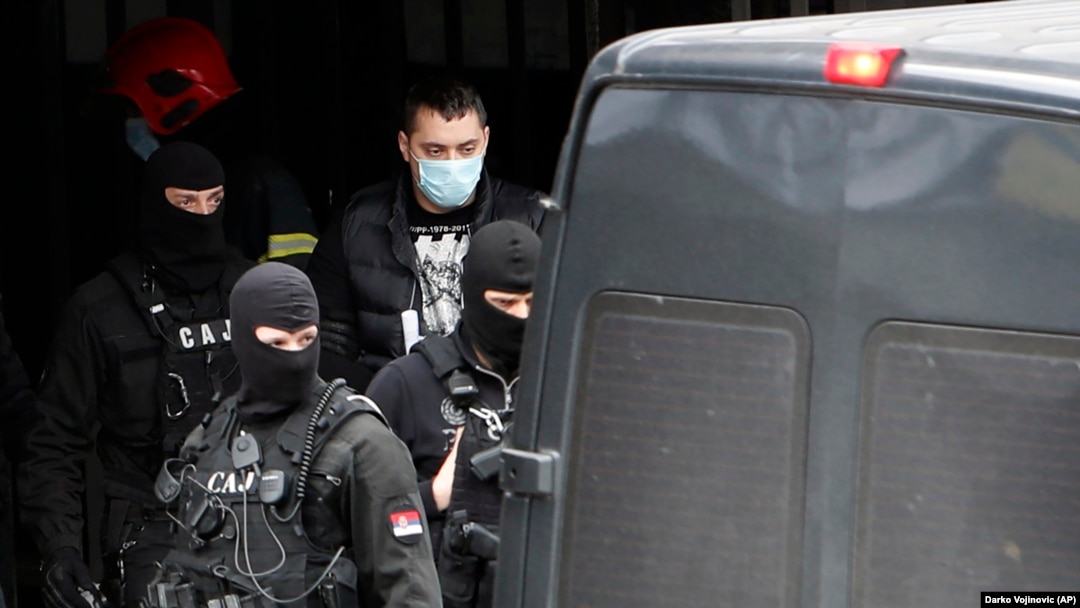 Policajci privode Veljka Belivuka tokom racije na stadionu Partizana u Beogradu, 4. februara 2021.