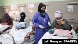 داکتر موظف و تعدادی از زنان بیمار در یکی از شفاخانه های ولادی کابل