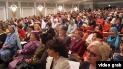 Бөтендөнья татар хатын-кызлары корылтаенда катнашучылар милли киемнәрдә. 27 апрель 2016