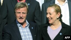 French Foreign Minister Bernard Kouchner (left) chats with EU External Relations Commissioner Benita Ferrero-Waldner in Stockholm.