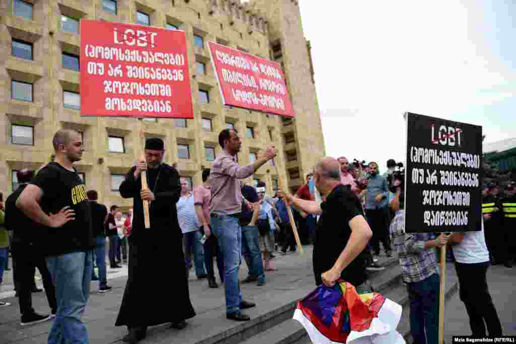 თუკი ლგბტქი თემის წარმომადგენლები ტერიტორიიდან არ გავიდოდნენ, კონტრაქციის მონაწილეები მათ ფიზიკური ანგარიშსწორებით ემუქრებოდნენ.