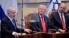 Доналд Трамп (дар миёна) дар порлумони Исроил