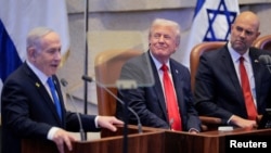 Доналд Трамп (дар миёна) дар порлумони Исроил