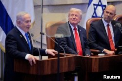 Netanyahu duke mbajtur fjalimin përkrah Trumpit.