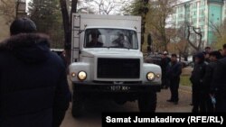 Акматбек Келдибековго бүгүн өкүм чыгат. Соттун алдына атайын унаа келди.