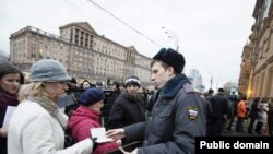 Мәскәүдә АКШ илчелеге янындагы чират