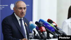 Վարչապետ Նիկոլ Փաշինյանը ճեպազրույցի ժամանակ, արխիվ