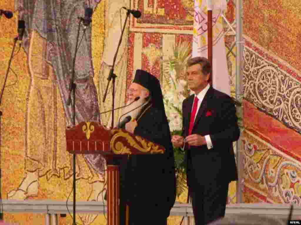 Святкування 1020-річчя Хрещення Київської Русі - Святкові заходи на Софійській площі з нагоди 1020-річчя Хрещення Київської Русі.