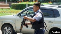 Gazak polisiýa ofiseri. 18-nji iýul, 2016 ý.