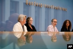 Frauke Brosius-Gersdorf (a treia din stânga) a spus luni la Berlin că eventuala liberalizare a avortului ar avea un impact real asupra stării psihice a femeilor nevoite să recurgă la această procedură.
