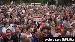 На площі зібралося близько п’яти тисяч людей з біло-червоно-білими стягами, в тому числі співробітники підприємств