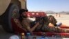 Баевік Талібану адпачывае на міжнародным лётнішчы ў Кабуле, 5 верасьня