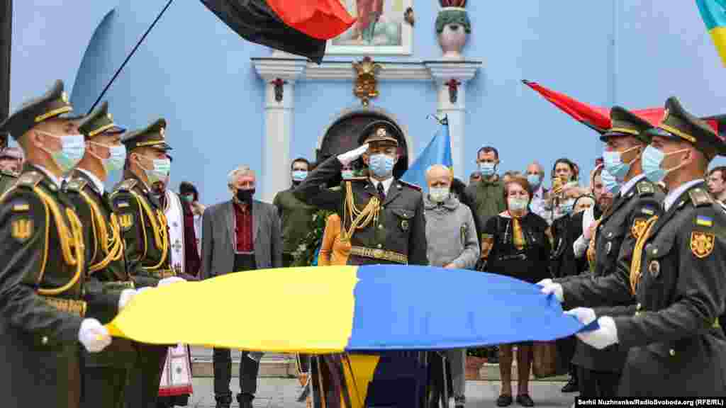 Пана Ореста поховали з офіційним похоронним церемоніалом Міністерства оборони України та почесною вартою Окремого президентського полку імені гетьмана Богдана Хмельницького