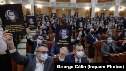 Reprezentanții PSD protestează în Parlamentul României