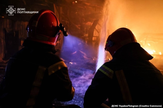 Гасіння пожежі на Полтавщині, що виникла внаслідок російського удару. Ніч на 6 травня 2026 року