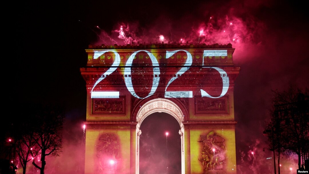 Триумфалната арка в Париж светна с надписите "2025" и "Париж".