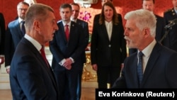 Președintele Petr Pavel (dreapta) și liderul ANO, Andrej Babiš, la o întâlnire la Castelul de la Praga pe 9 decembrie 2025, când Babiš a fost numit prim-ministru