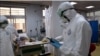 آرشیف، یک بیمار مبتلا به ویروس کرونا در شفاخانه افغان-جاپان حین تداوی از سوی داکتران