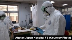آرشیف، داکتران حین معاینه یک بیمار مبتلا به ویرس کرونا در شفاخانه افغان‌جاپان در کابل