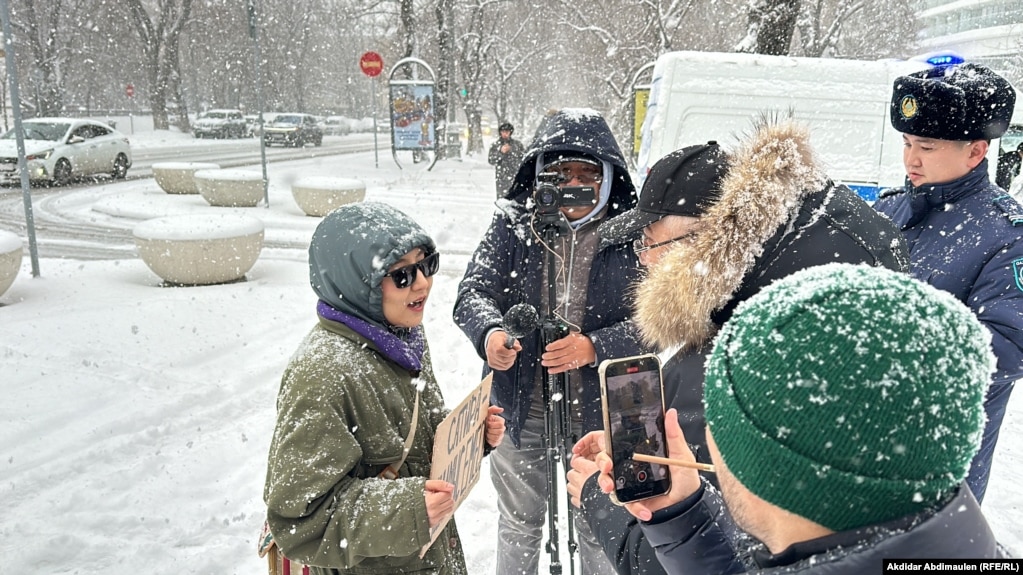 Активистка Акторгын Аккенжебаласы проводит пикет после ареста автора сатирического паблика Темирлана Енсебека в Алматы. 22 января 2025 года