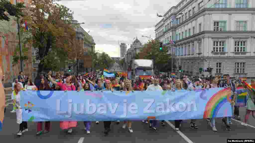 Marko Mihailović iz organizacije beogradskog Prajda poručio je da je ovogodišnji slogan Prajda &quot;ljubav je zakon&quot; jer je glavni zahtev usvajanje Zakona o istopolnim zajednicama.