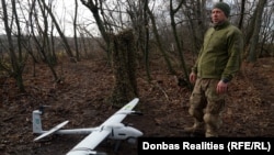 «Торрес» поруч із зібраним БПЛА німецького виробництва Vector. Але навіть якісна оптика не дозволяє вести розвідку в тумані