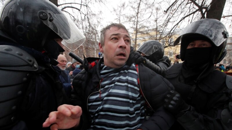 Илјадници приведени на анти-владините протести во Русија 