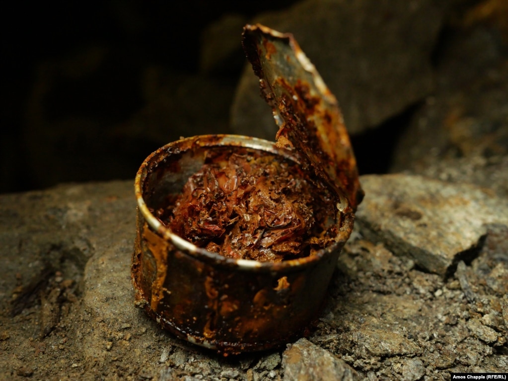 Тенекиена кутия, пълна с неизвестно вещество.