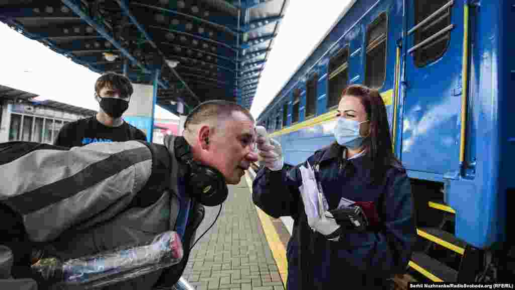 Температурний скринінг буде здійснюється на залізничному вокзалі і при перевірці квитків у потягах Інтерсіті та під час посадки до вагонів у нічних поїздах