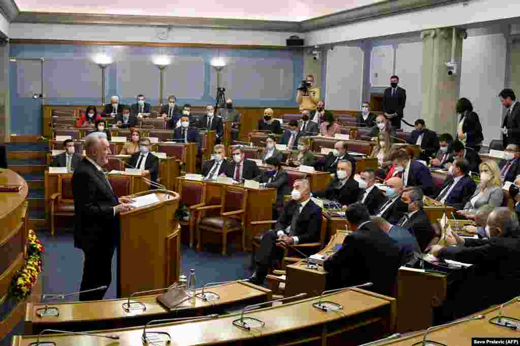 Novi premijer Crne Gore Zdravko Krivokapić predstavlja buduću Vladu te zemlje, dok predsednik Milo Đukanović, čija je stranka nakon 30 godina izgubila vlast, sluša iz prvog reda