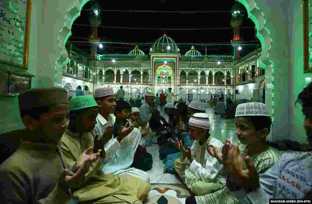 Мусульмане молятся в 27-й день месяца исламского поста Рамадан в Карачи, Пакистан