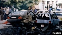 Ostaci automobila-bombe nakon atentata na tadašnjeg predsjednika Gligorova u centru Skoplja, 4. oktobra 1995.