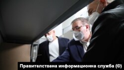 Премиерът Бойко Борисов, задравният министър Костадин Ангелов и председателят на щаба Венцислав Мутафчийски в Центъра по заразни и паразитни болести