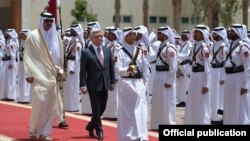 Qatar - The Emir of Qatar, Sheikh Tamim Bin Hamad Al Thani, and Armenian President Serzh Sarkisian inspect a Qatari honor guard at a welcoming ceremony in Doha, 15May2017.