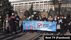 Участники акции в Бишкеке. 8 января 2021 года.

