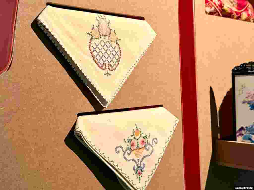 Күргәзмәдә кул эшләре күп. Кая гына китмәсен татар хатын-кызы, кайда гына яшәмәсен, кайчандыр әнисе яки әбисе өйрәтеп калдарган һөнәр белән яшәү, бисмилла белән пешерелгән татар ризыгы, һәр кайда да белем алырга омтылу һәм зәвыклы булып калу.