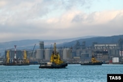 Загальний вигляд нафтових терміналів в російському порту Новоросійськ на Чорному морі. Фото грудня 2025 року
