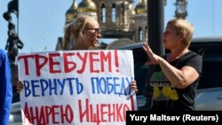 Участник акции против фальсификаций на выборах губернатора Приморья