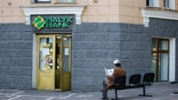 Kazakhstan. COVID-19 A man waits in line at the entrance to the Bank. Almaty, September 11, 2020