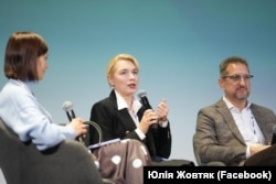 «Фішка нашої програми в тому, що жінка може взагалі не мати профільної освіти», – Юлія Жовтяк (посередині), очільниця Служби зайнятості