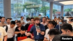 Një punëtor i Huaweit duke e prezantuar modelin e ri të telefonit Mate 60. Shenzhen, 30 gusht 2023.
