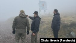 Ministri i Brendshëm në detyrë i Kosovës, Xhelal Sveçla (i pari majtas), e viziton vendin ku dyshohet se u rrëmbye Millan Vukashinoviq nga Leposaviqi pranë kufirit me Serbinë, në Leposaviq.