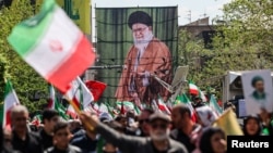 Баннер с изображением покойного верховного лидера Ирана аятоллы Али Хаменеи во время церемонии, посвященной 40 дням со дня его гибели в результате ударов Израиля и США, Тегеран, Иран, 9 апреля 2026 года