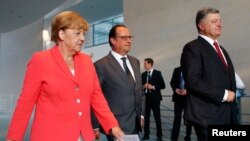 (Л-П) Канцлер Німеччини Ангела Меркель, президент Франції Франсуа Олланд і України Петро Порошенко 