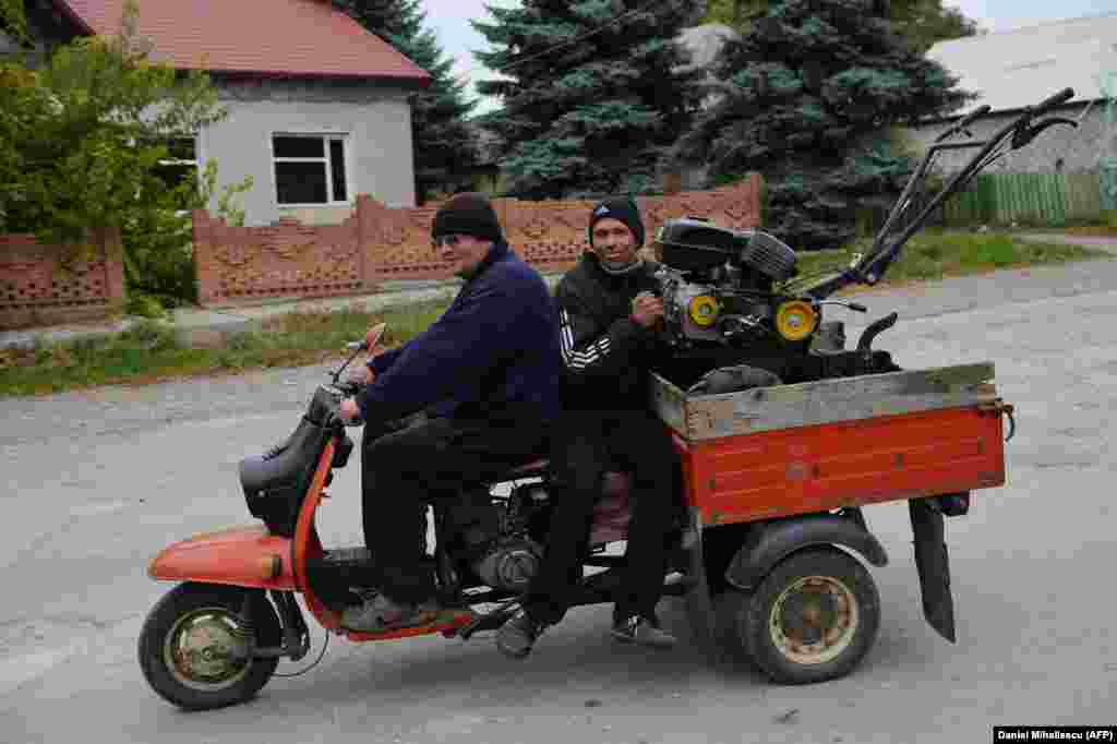 Passengers transport equipment in the village of Dobrogea.