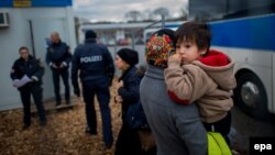 Austria -- Migrants arrive at a temporary camp after German officials sent them back to Austria in Schaerding Am Inn, January 12, 2016