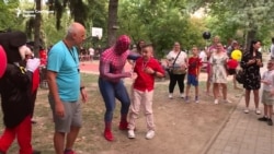 Инклузивниот роденден на Леон како лекција по емпатија